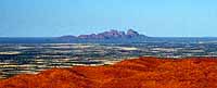 Blick vom Uluru auf die Olgas