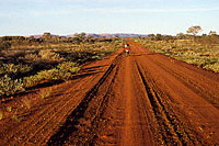 Abendsonne auf der Great Central Road, WA